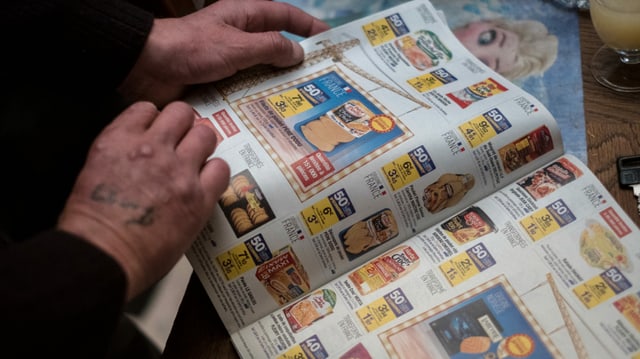 Eine Zeitungsseite, auf der billige Produkte abgebildet sind. Eine Zeitungsseite, auf der billige Produkte abgebildet sind.