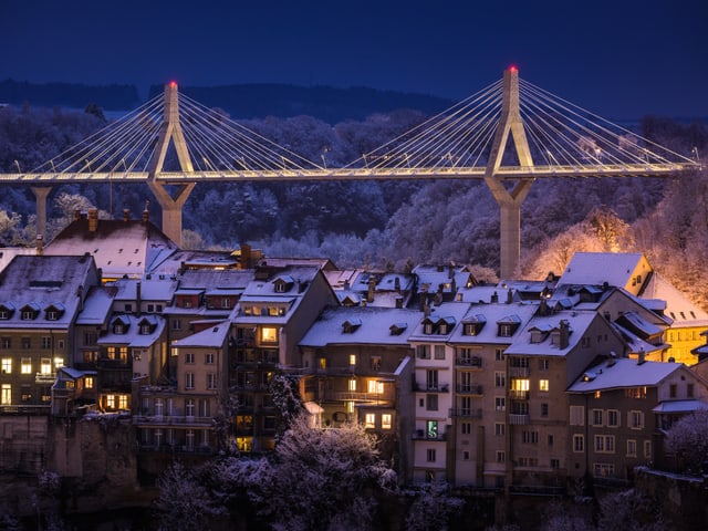 Eine Brücke im Schnee und tollem Licht.