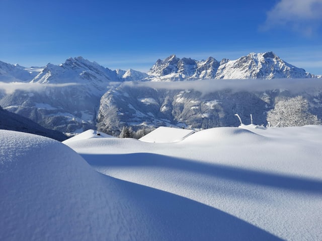 Winter mit Sonnenschein in der verschneiten Bergwelt