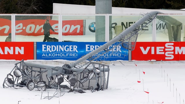 Umgeknickter Flutlicht-Mast im Biathlon-Stadion Umgeknickter Flutlicht-Mast im Biathlon-Stadion