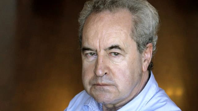 Porträt von John Banville in hellblauem Hemd. Porträt von John Banville in hellblauem Hemd.