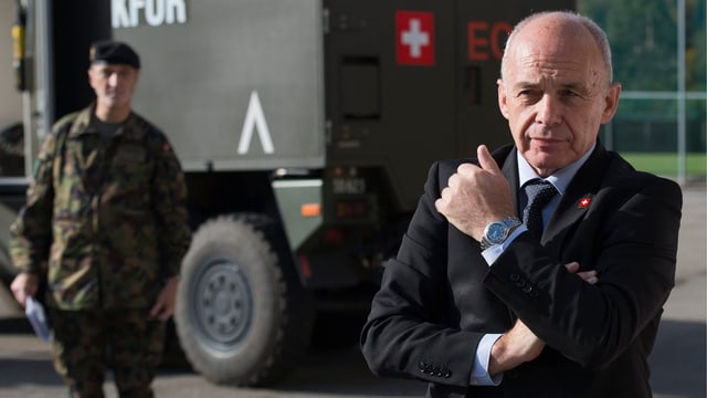 Ueli Maurer steht vor einem Militärfahrzeug und neben einem Soldaten. Ueli Maurer steht vor einem Militärfahrzeug und neben einem Soldaten.