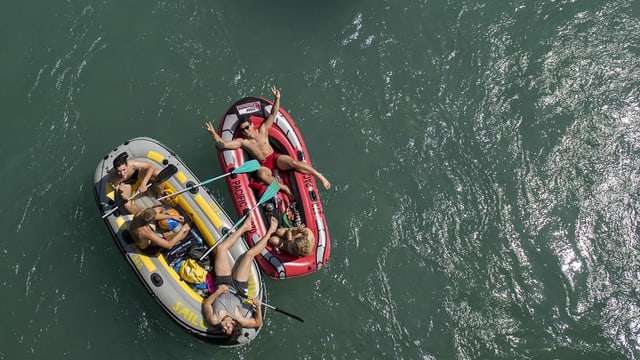 5 junge Menschen auf zwei Gummibooten auf der Aare. 5 junge Menschen auf zwei Gummibooten auf der Aare.