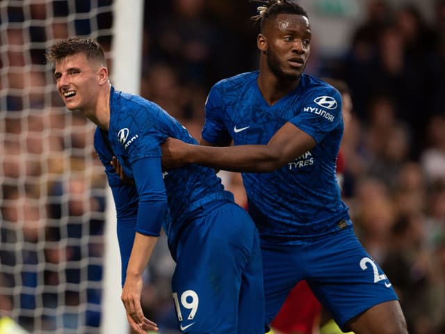 Chelseas Michy Batshuayi muss Team-Kollege Mason Mount wieder aufrichten.