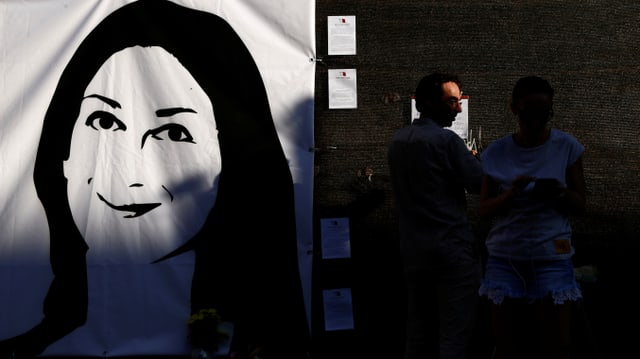 Transparent mit Portrait von Caruana Galizia. Transparent mit Portrait von Caruana Galizia.