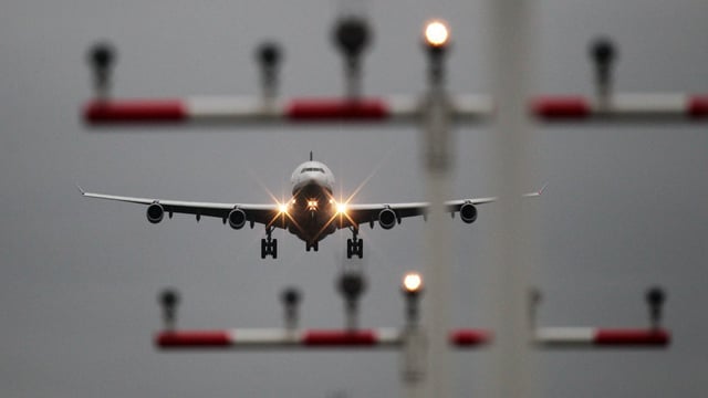 Eine Lufthansa-Maschine beim Landen (Symbolbild). Eine Lufthansa-Maschine beim Landen (Symbolbild).