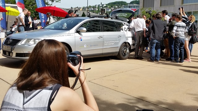 Das autonome Swisscom-Auto im Fokus: Selbst-fahrend wird sogar ein VW Passat sexy. Das autonome Swisscom-Auto im Fokus: Selbst-fahrend wird sogar ein VW Passat sexy.