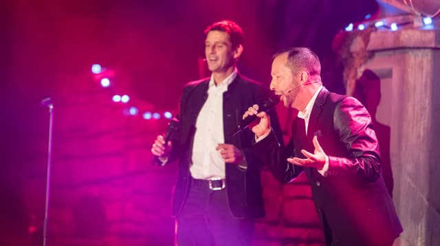 DJ BoBo löst hier seine verlorene Wette ein und singt Karaoke - «merci chérie».