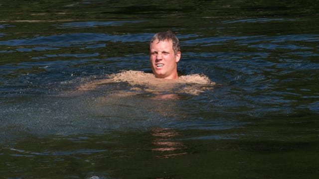 Nils Mani beim Baden im Wellness. Nils Mani beim Baden im Wellness.
