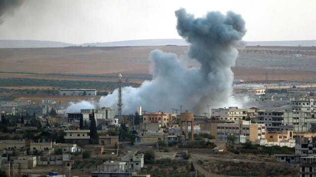 Rauchsäule die über einem Quartier in Kobane aufsteigt. Rauchsäule die über einem Quartier in Kobane aufsteigt.