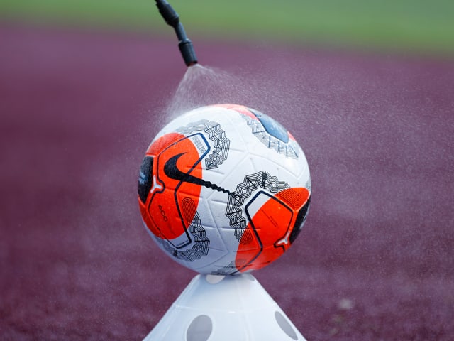 Ein Fussball wird desinfiziert.