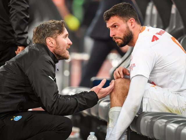 Marco Djuricin (rechts) sitzt auf der Auswechselbank Marco Djuricin (rechts) sitzt auf der Auswechselbank