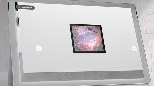Foto eines Bildes an einer Wand. Daneben sind Steuer-Elemente eienr Websiet zu sehen: Zwei Pfeile, die nach rechts und links zeigen Foto eines Bildes an einer Wand. Daneben sind Steuer-Elemente eienr Websiet zu sehen: Zwei Pfeile, die nach rechts und links zeigen