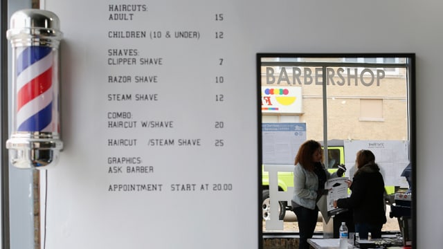 Ein Wahllokal, an dessen Wand die Preise für Haarschnitte aufgeführt sind. Ein Wahllokal, an dessen Wand die Preise für Haarschnitte aufgeführt sind.