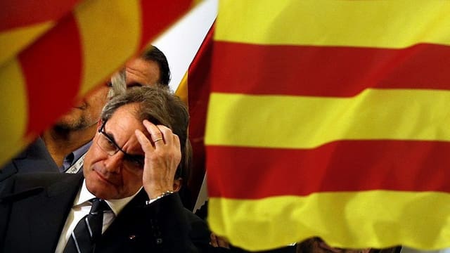 Kataloniens Ministerpräsident Artur Mas zwischen zwei gelb-rot gestreiften katalonischen Fahnen. Kataloniens Ministerpräsident Artur Mas zwischen zwei gelb-rot gestreiften katalonischen Fahnen.
