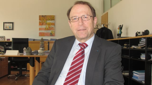 Der ehemalige Aargauer Baudirektor Peter Beyeler in seinem Büro. Der ehemalige Aargauer Baudirektor Peter Beyeler in seinem Büro.
