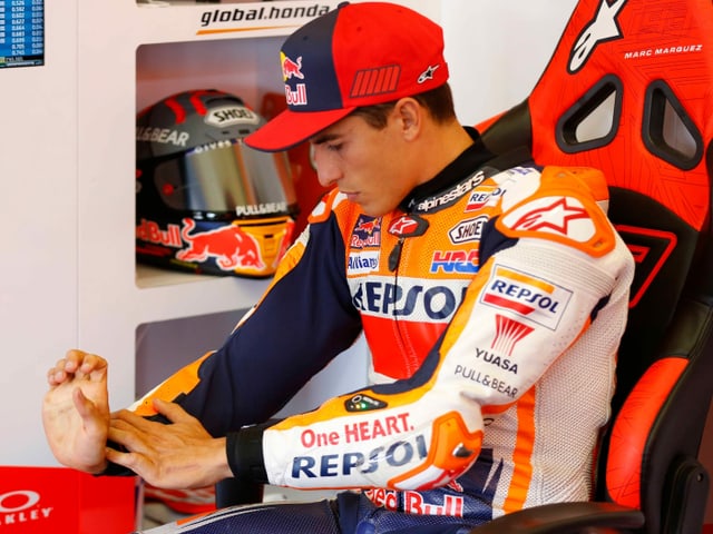 Marc Marquez bewegt seinen Arm Marc Marquez bewegt seinen Arm