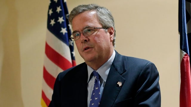 Jeb Bush vor der Flagge der USA Jeb Bush vor der Flagge der USA