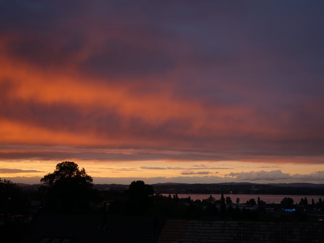 Kreuzlingen mit Bodensee, darüber wunderschönes Abendrot.