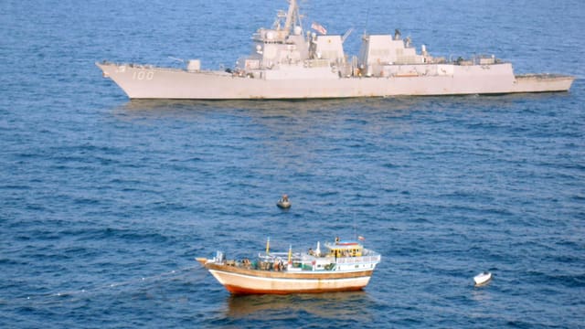 1 Kriegsschiff, 1 Fischerboot 1 Kriegsschiff, 1 Fischerboot