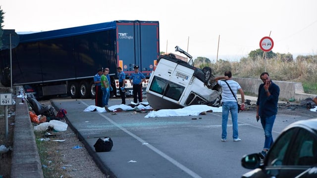 Bei einem Unfall nahe Foggia starben am Montag zwölf Afrikaner auf der Rückkehr von den Feldern. Bei einem Unfall nahe Foggia starben am Montag zwölf Afrikaner auf der Rückkehr von den Feldern.
