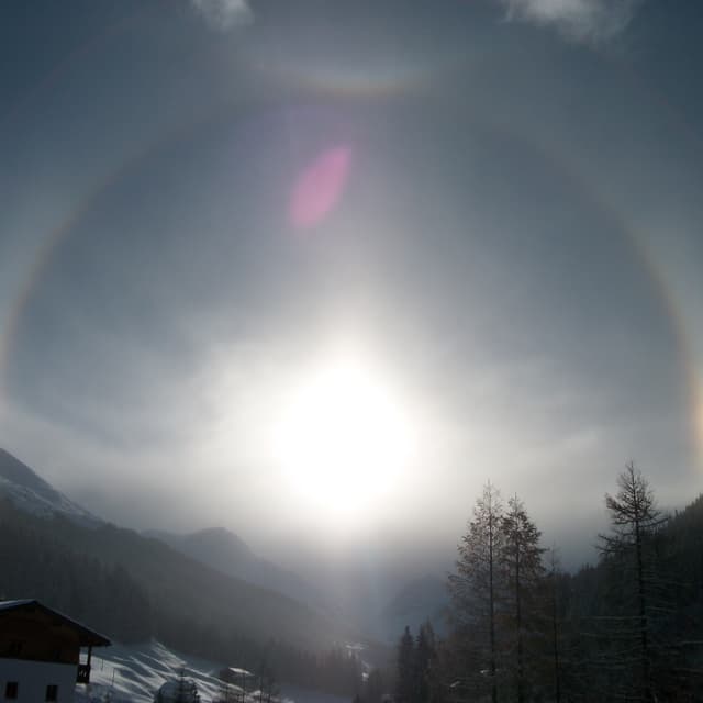 Die Sonne steht über Davos, um die Sonne hat sich ein leuchtender Reifen gebildet. Die Sonne steht über Davos, um die Sonne hat sich ein leuchtender Reifen gebildet.