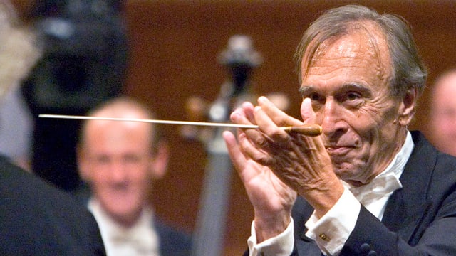 Abbado applaudiert mit Dirigentenstab in der Hand einem Musiker Abbado applaudiert mit Dirigentenstab in der Hand einem Musiker