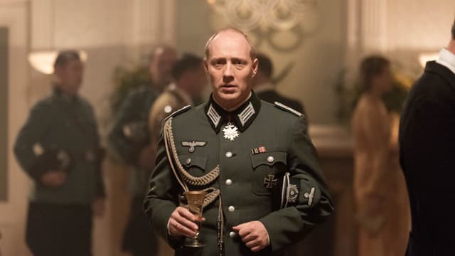 Der Kommandant des Olympischen Dorfes Wolfgang Fürstner (Simon Schwarz) kurz vor seinem Selbstmord im Sommer 1936 Der Kommandant des Olympischen Dorfes Wolfgang Fürstner (Simon Schwarz) kurz vor seinem Selbstmord im Sommer 1936
