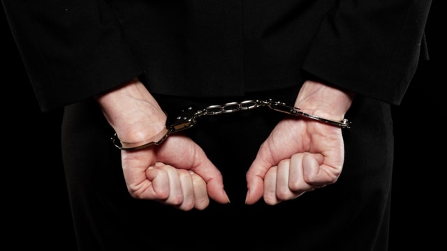 Frauenhände in Handschellen. Frauenhände in Handschellen.
