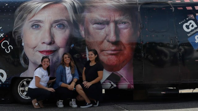 Posieren vor der ersten Fernsehdebatte. Ein Bus ist dekoriert mit den Bildern von Hillary Clinton and Donald Trump (Hofstra University in Hempstead, N.Y., September 2016).