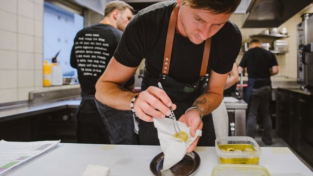 Ein Koch bereitet mit grosser Sorgfalt ein Gericht in der Küche des Restaurants «Maison Manesse» zu. Ein Koch bereitet mit grosser Sorgfalt ein Gericht in der Küche des Restaurants «Maison Manesse» zu.