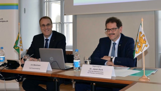 Regierungsrat Jakob Stark und Urs Meierhans am Sitzungstisch. Regierungsrat Jakob Stark und Urs Meierhans am Sitzungstisch.
