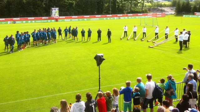 L'quipa dal VfL Wolfsburg vegn beneventada cun tibas sin il plaz da ballape a Bogn Ragaz. L'quipa dal VfL Wolfsburg vegn beneventada cun tibas sin il plaz da ballape a Bogn Ragaz.