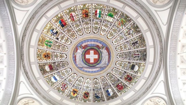 Eingangshalle im Parlament mit Kantonswappen. Eingangshalle im Parlament mit Kantonswappen.