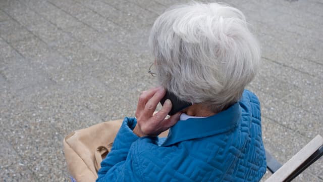 Alte Frau am Handy. Alte Frau am Handy.