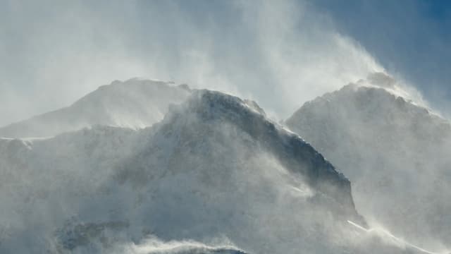 Aufgewirbelter Schnee und blauer Himmel. Aufgewirbelter Schnee und blauer Himmel.