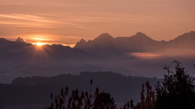 Erste Sonnenstrahlen über dem Berner Oberland. Erste Sonnenstrahlen über dem Berner Oberland.