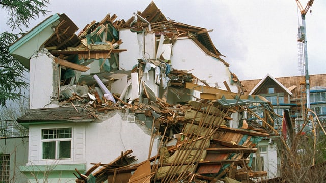 Vom Sturm eingedrücktes Haus Vom Sturm eingedrücktes Haus