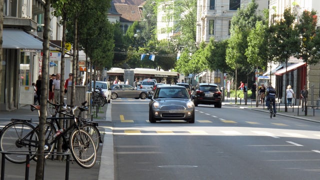 Eine Strasse in der Stadt Luzern mit Autos, Bus und Velos. Eine Strasse in der Stadt Luzern mit Autos, Bus und Velos.