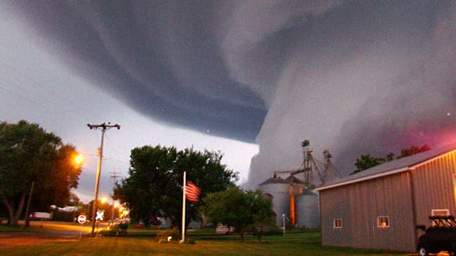 Tornado-Funnel über Häusern Tornado-Funnel über Häusern