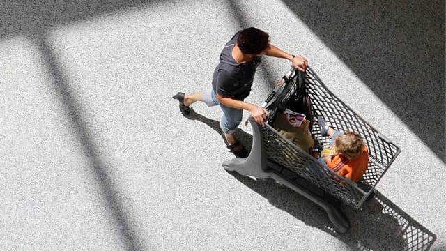 Eine Frau ist mit dem Einkaufswagen im Berner Shoppingcenter Westside unterwegs. Eine Frau ist mit dem Einkaufswagen im Berner Shoppingcenter Westside unterwegs.