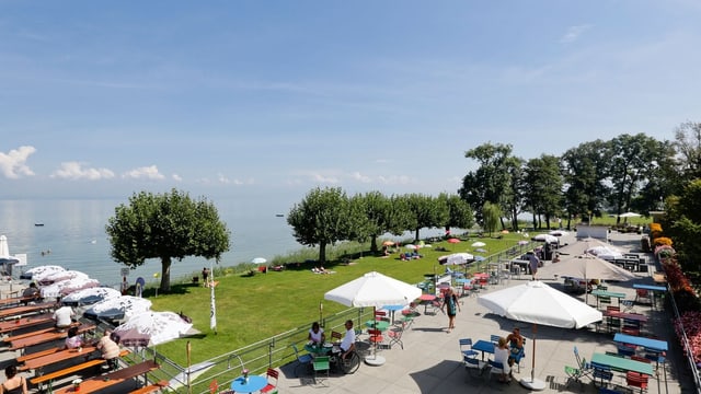Die grosszüge Terrasse des Strandbades Die grosszüge Terrasse des Strandbades