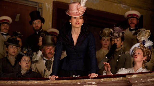 Anna Karenina steht als Ehebrecherin entlarvt und blamiert vor der Moskauer Gesellschaft. Anna Karenina steht als Ehebrecherin entlarvt und blamiert vor der Moskauer Gesellschaft.