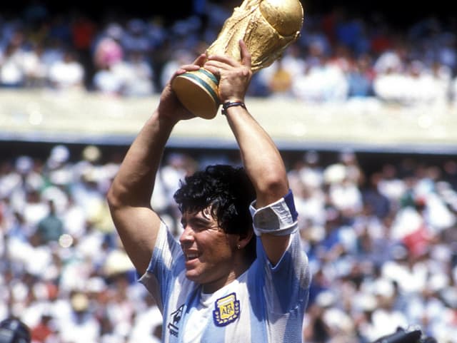 Diego Maradona mit dem WM-Pokal 1986 Diego Maradona mit dem WM-Pokal 1986