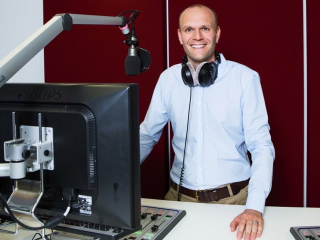 Porträtbild von Stefan Wüthrich im Radiostudio. Porträtbild von Stefan Wüthrich im Radiostudio.