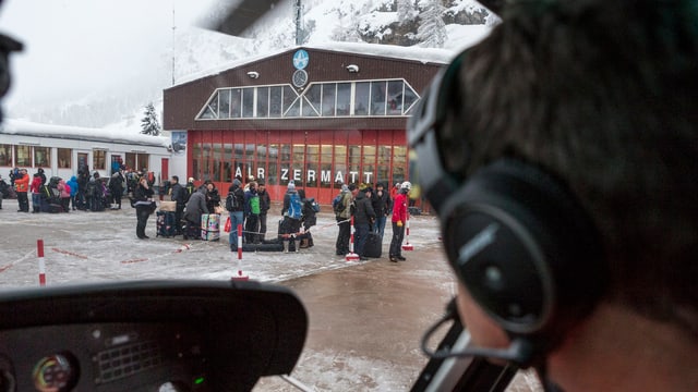 Für ganz Eilige steht auch am Mittwoch im abgeschnittenen Zermatt ein Helikopter bereit. Für ganz Eilige steht auch am Mittwoch im abgeschnittenen Zermatt ein Helikopter bereit.