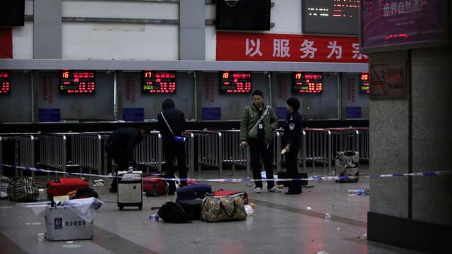 Koffern liegen am Boden des Bahnhofs in Kunming. Koffern liegen am Boden des Bahnhofs in Kunming.