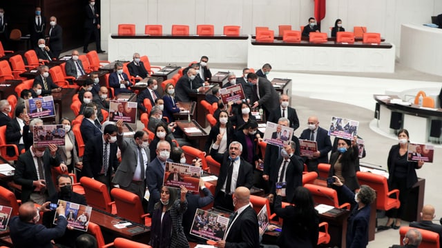HDP-Abgeordnete reagierten mit Protestrufen und weigerten sich, das Parlament zu verlassen. HDP-Abgeordnete reagierten mit Protestrufen und weigerten sich, das Parlament zu verlassen.