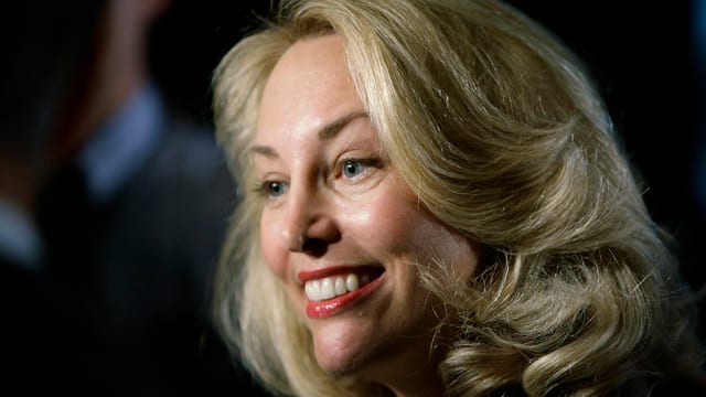 Eine blonde Frau lacht in die Kamera. Eine blonde Frau lacht in die Kamera.