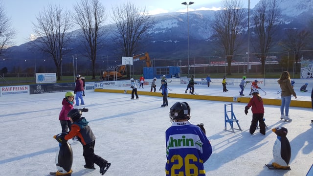 Kinder laufen Schlittschuh auf dem Eisfeld. Kinder laufen Schlittschuh auf dem Eisfeld.